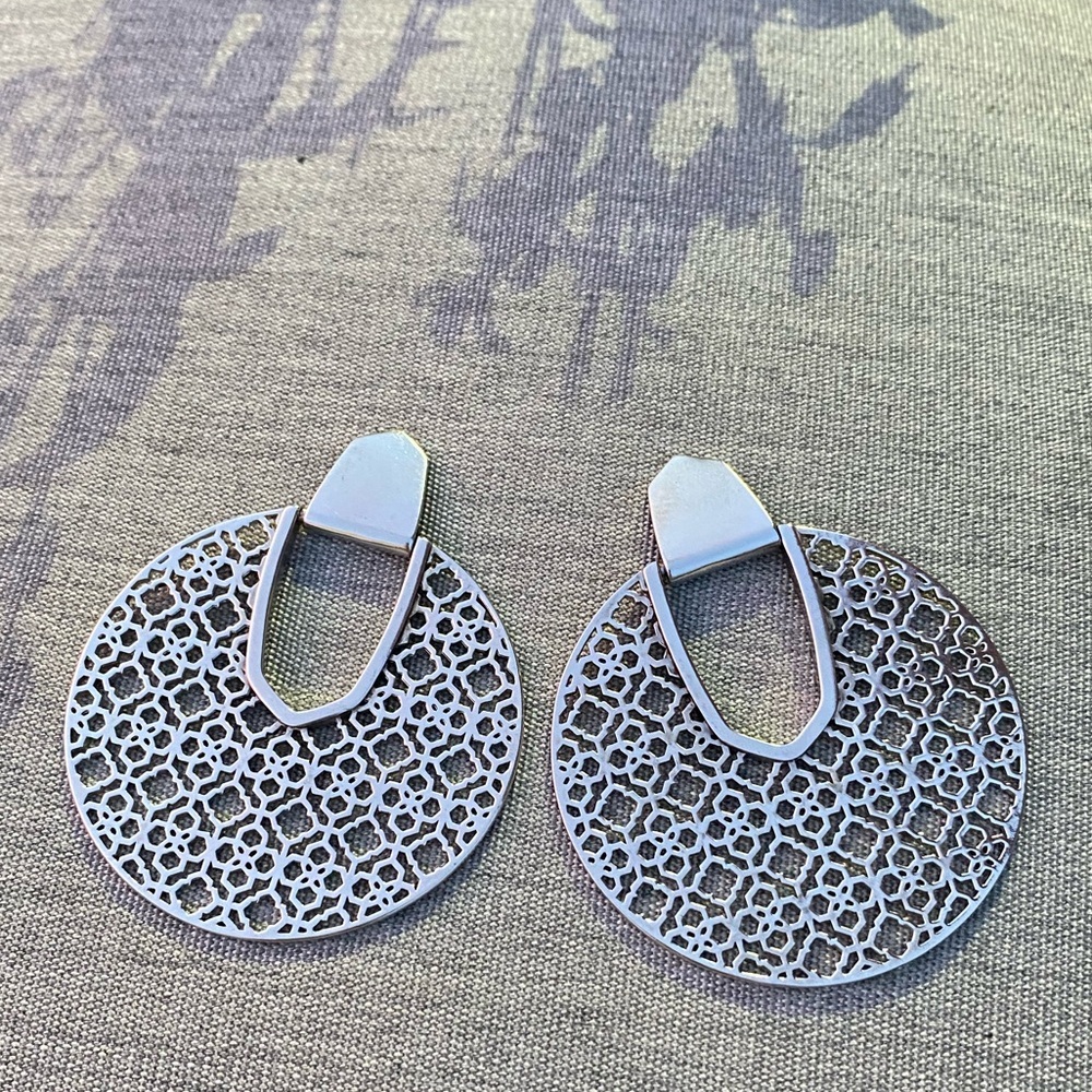 Kendra Scott Diane Drop Silver Rhodium Plated Filigree Statement Earrings - Picture 1 of 9
